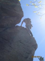 Luca aggira lo spigolo sopra la partenza di L1