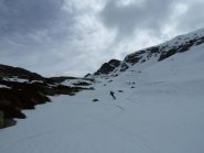 Alle spalle il colletto e la dorsale di salita alle Ferlette