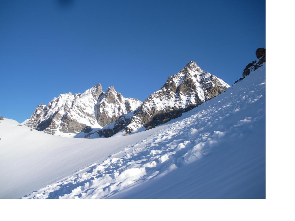 La Testa di Ceresole e a dx la Becca di Noaschetta..la meta da raggiungere