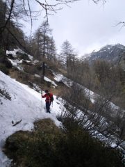 diversi tratti ripidi con presenza di neve ...sentiero n.18