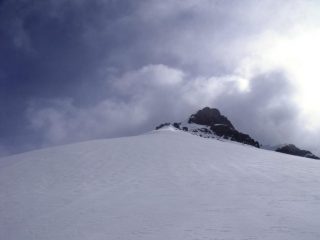 Pendio oltre il colle