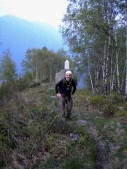 Si! è proprio come sembra ... sto trasportando un masso con pilone votivo incorporato