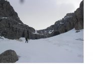 Il canalone d'accesso al colle Bernauda...in alto al centro.