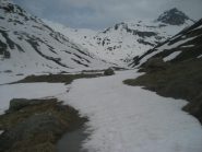 partenza (per l'Ormelune) con meteo accettabile - col du Mont al centro della foto