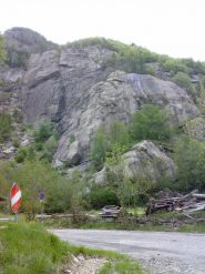 la paretina con l'evidente roccia che pare appoggiata