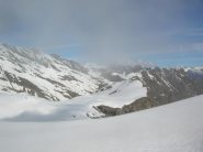 In lontananza il Colle di Laevodilec (sella bianca tra due creste rocciose davanti all' Emilius) scendendo dal Col Moussaillon