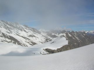 In lontananza il Colle di Laevodilec (sella bianca tra due creste rocciose davanti all' Emilius) scendendo dal Col Moussaillon