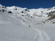 la val loga vista da montespluga, con le omonime cime sullo sfondo