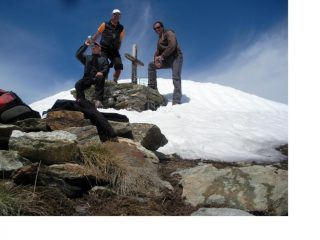 Tutti uniti attorno alla croce per l'autoscatto