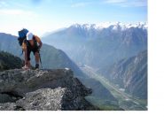 Carlo posa piede sulla Cima Graula'...alla sua dx e' la bassa Valle d'Aosta con il Forte di Bard