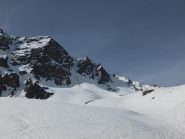 il vallone di salita con il canale in fondo a sx