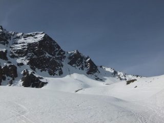 il vallone di salita con il canale in fondo a sx