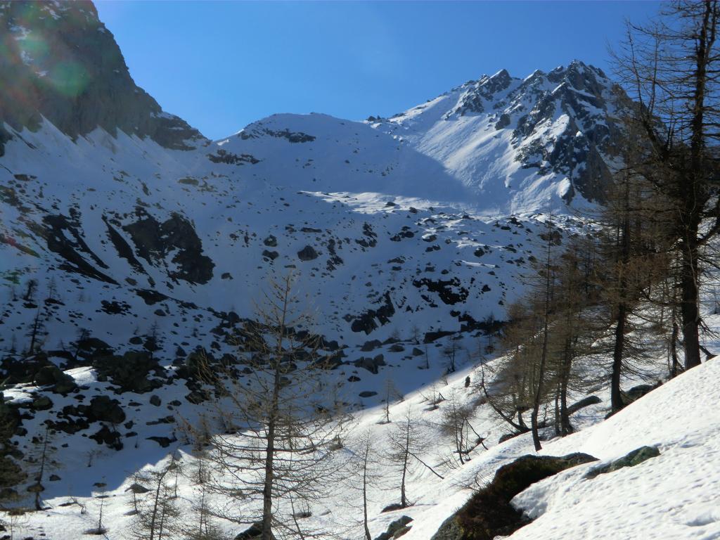 Il Colle del Canalone, a sin, tra Agugliassa (sin) e Manzol (destra), con l'itinerario