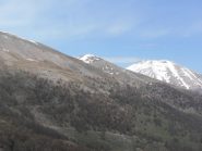 02 - il Monte Vin Vert presenta ancora neve accumulata sugli ultimi tornanti, in basso si vede una ripida rampa della strada sopra Gr.della Roche