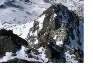 Al centro e' l'uscita dal canale e le roccette finali viste dalla vetta