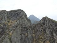 Anticima, cresta finale e cima (sulla sinistra)