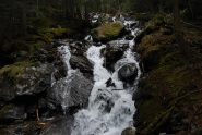 La cascata del Torrente di Tillac, dal ponte in tronchi sul sentiero tra Dailley e Petratra.