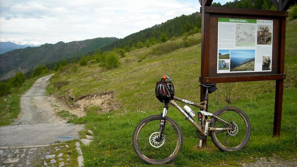 sterrato che parte dal posteggio del Lys
