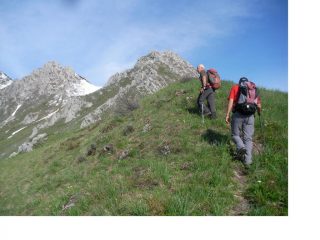 Paolo e Rodolfo salgono la dorsale che porta al Bec Baral...