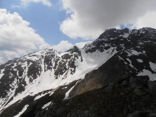 11 - da Casses Blanches -sx - lungo la cresta che porta verso il Roc Peirous - dx - , non ancora visibile nella foto