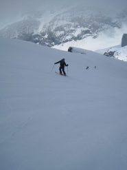 Grande sciata fino alla base del pendio