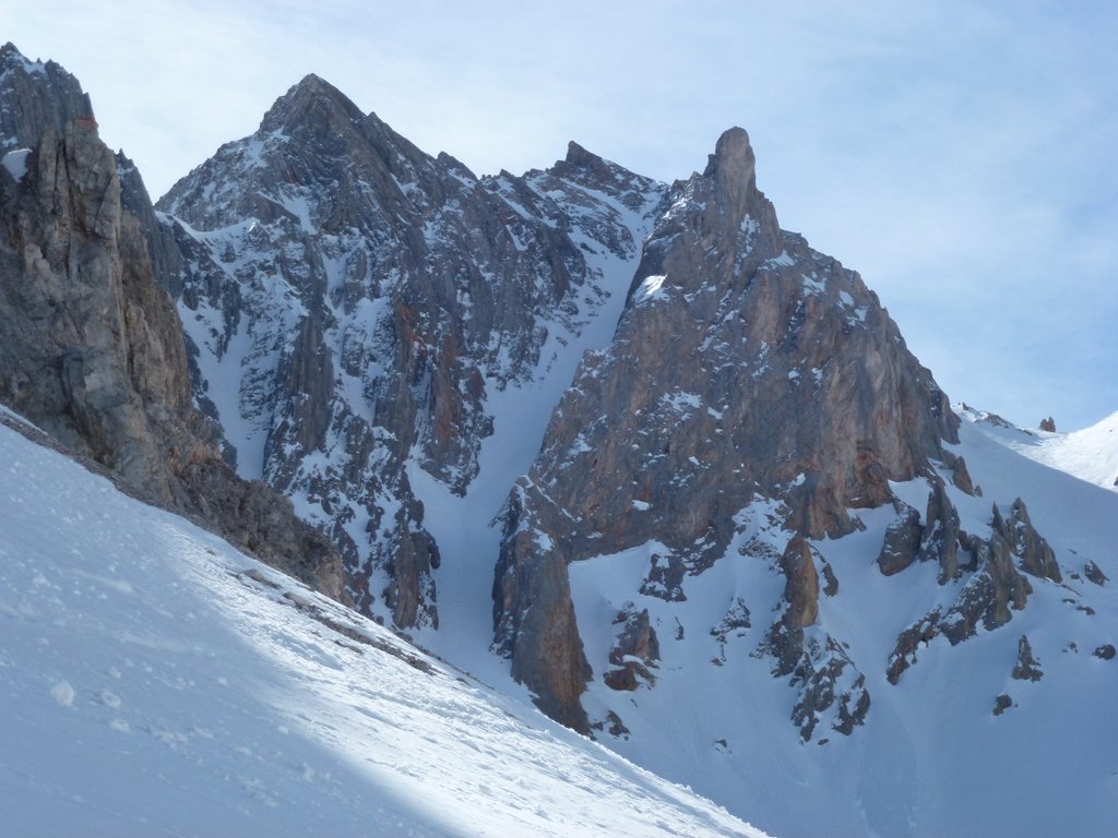 al centro il canale, a dx il canalone di discesa (fonte skitour)