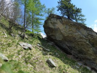 alla sx dell'inconfondibile roccia passa il sentiero o quel che rimane