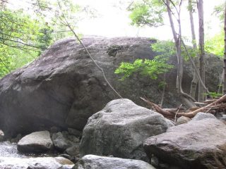 bel boulder grande con alcuni problemi su svase