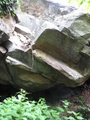 boulder fortemente strapiombante con base d'ortiche 
