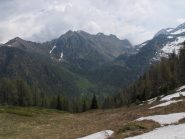 In discesa nel vallone di Frudiere, sullo sfondo la costiera P.Regina-M.Taf