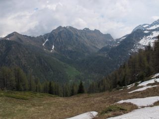 In discesa nel vallone di Frudiere, sullo sfondo la costiera P.Regina-M.Taf