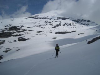 Qualche barra rocciosa da evitare sul pendio sud della P.ta d'Arnas