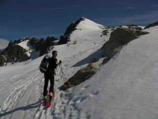 la cima ben innevata