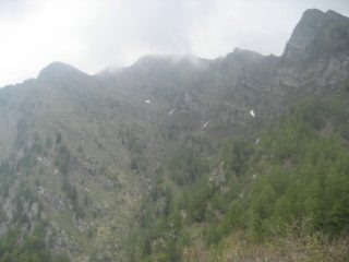 al ritorno poco sopra l'alpe Piazzeno, appare per pochi istanti il monte Larone e la parte alta dell'itinerario percorso