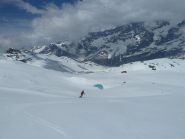 Una goccia di azzurro in un mare bianco