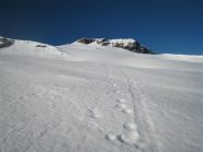 Sul ghiacciaio Giasson con la cima in fondo