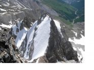 Poderosi contrafforti si staccano verso est dalla vetta...