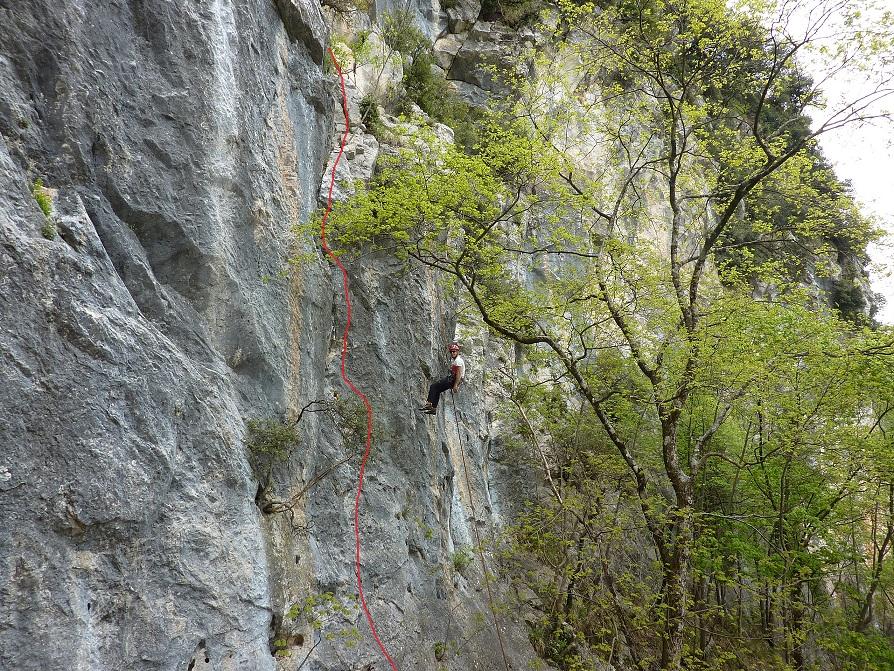 La falesia con il tracciato del primo tiro