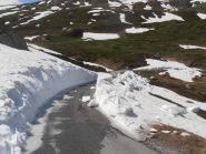 10 - ultimi nevai... si passa sulla strada liberata da poco...