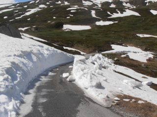 10 - ultimi nevai... si passa sulla strada liberata da poco...