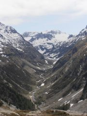 03 - Innevamento residuo nel Vallon d'Ambin, sullo sfondo M.Ambin e Sommeiller. Visto un fuoristrada alla fine della strada di fondovalle