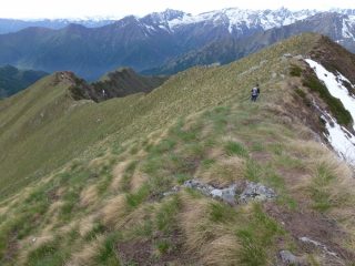 verso cima la rocco a sx la cresta di discesa