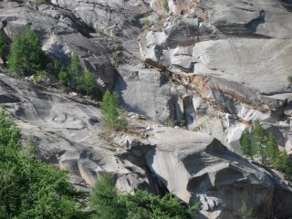 la macchia di alberi a centro foto....fate i paragoni con la foto del tracciato.