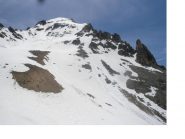 Il gran pendio nord di salita alla vetta visto dal basso.