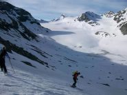 iniziamo la discesa dal colle verso il ghiacciaio di baounet .. laggiù in fondo