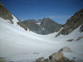 il colle ancora innevato