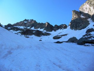 In cima alla Gorgia si vede il Gelas - sulla dx verso la forcella Roccati, sulla sin la nostra destinazione