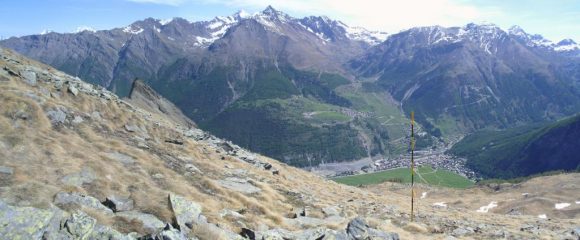 dopo il colletto dell'Ouillé iniziano i ripidi erbosi,panorama su Cogne...