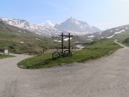 Il bivio per lo sterrato del Lago