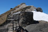 L’arrivo in cima con la tavoletta orientativa, la panchina e la vetta